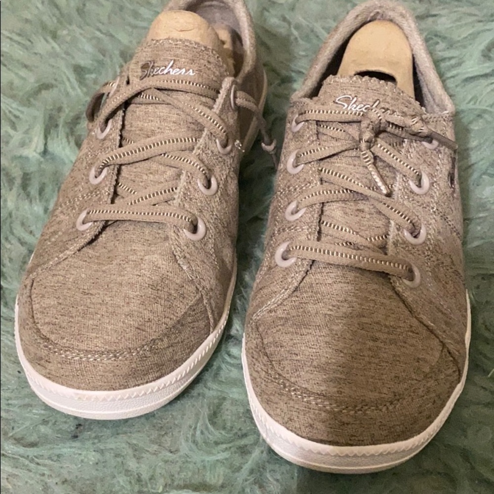 Skechers Tan 7.5 wide sneakers 7.5w